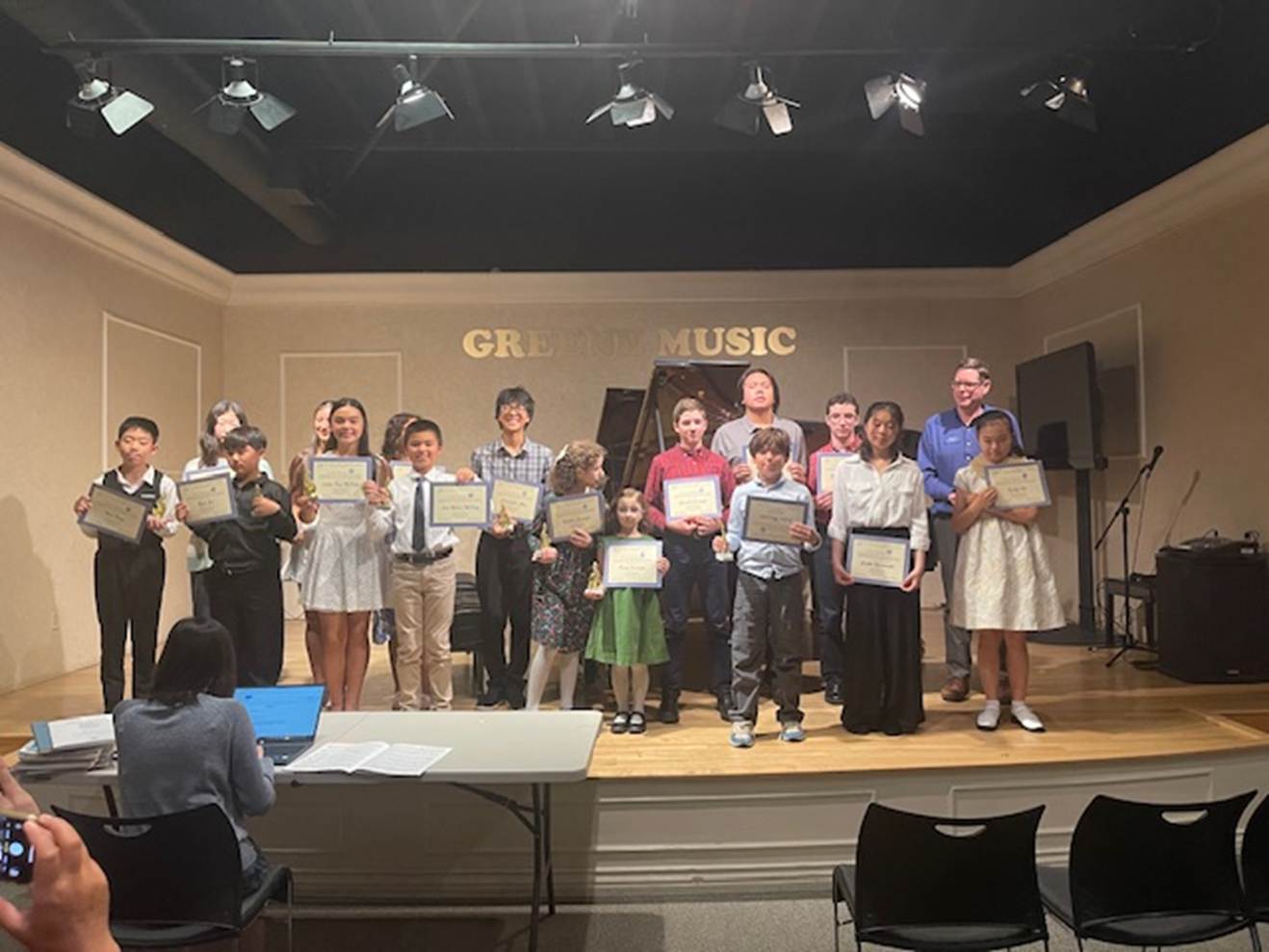 A group of people holding certificates

AI-generated content may be incorrect.