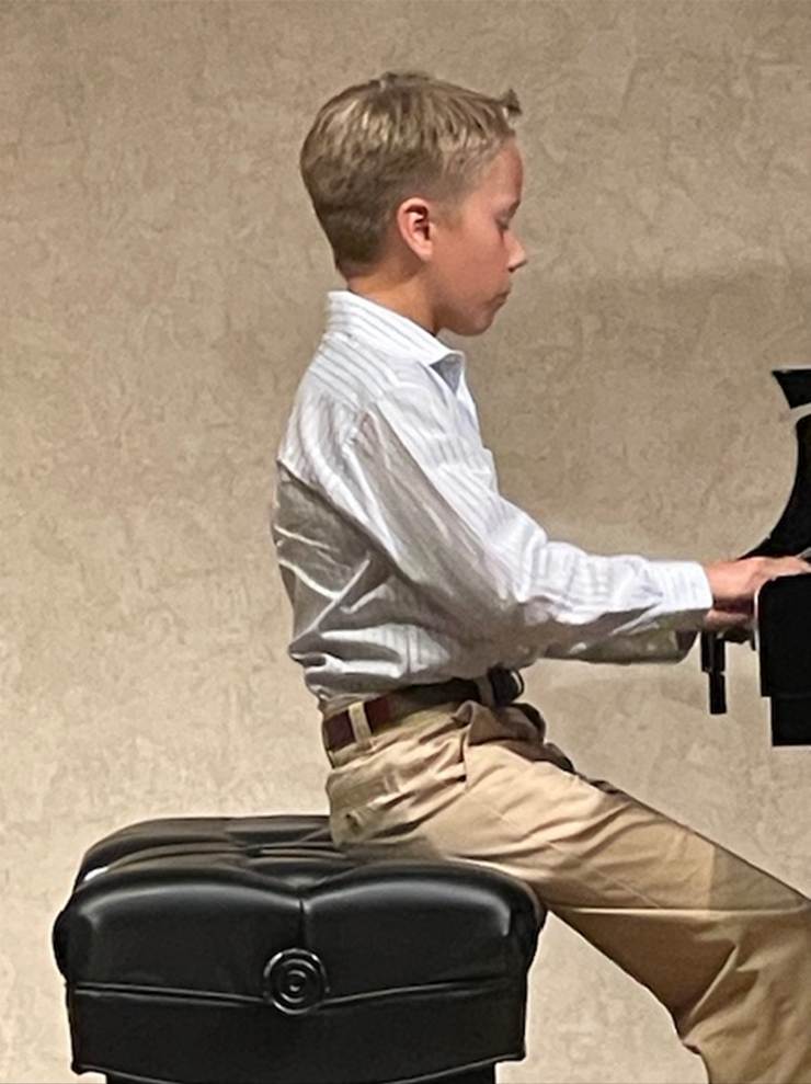 A child sitting on a chair

AI-generated content may be incorrect.